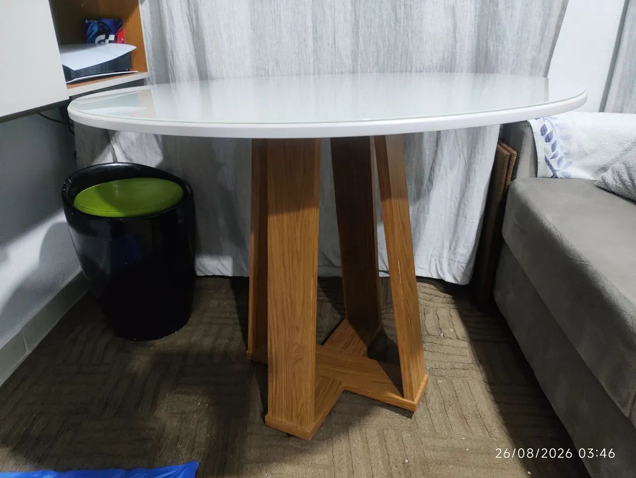 Mesa com a tampa de vidro sem cadeiras - Foto 2