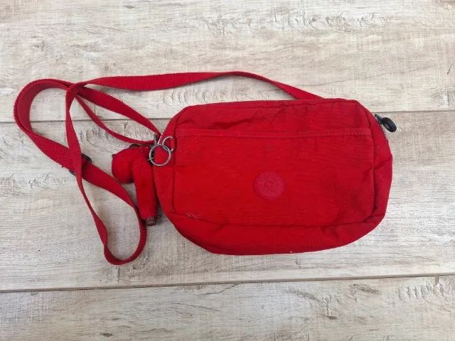 Bolsa transversal marca Kilpling cor vermelha