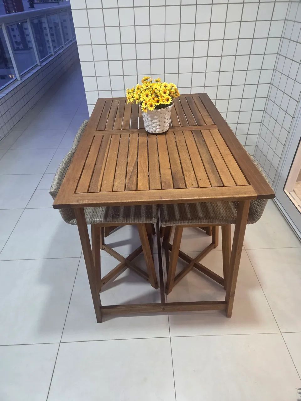 Vendo Mesa de Jantar (Madeira) com 4 Banqueta - Foto 3