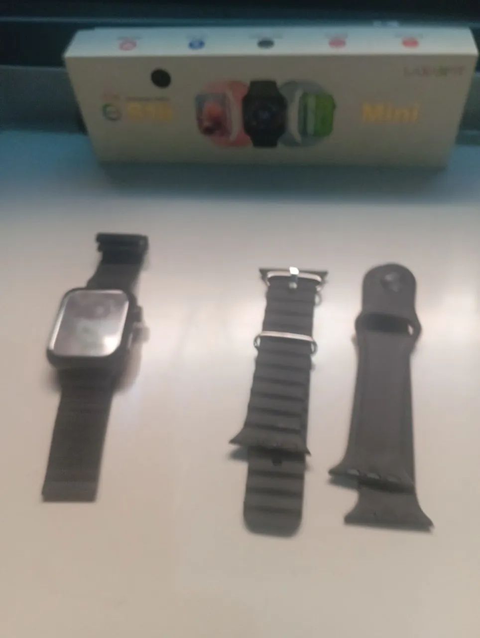 Dois relógios smartwatch 
