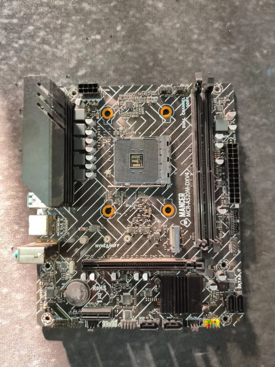 placa-mãe modelo Mancer MCR-A520M-DXV4.