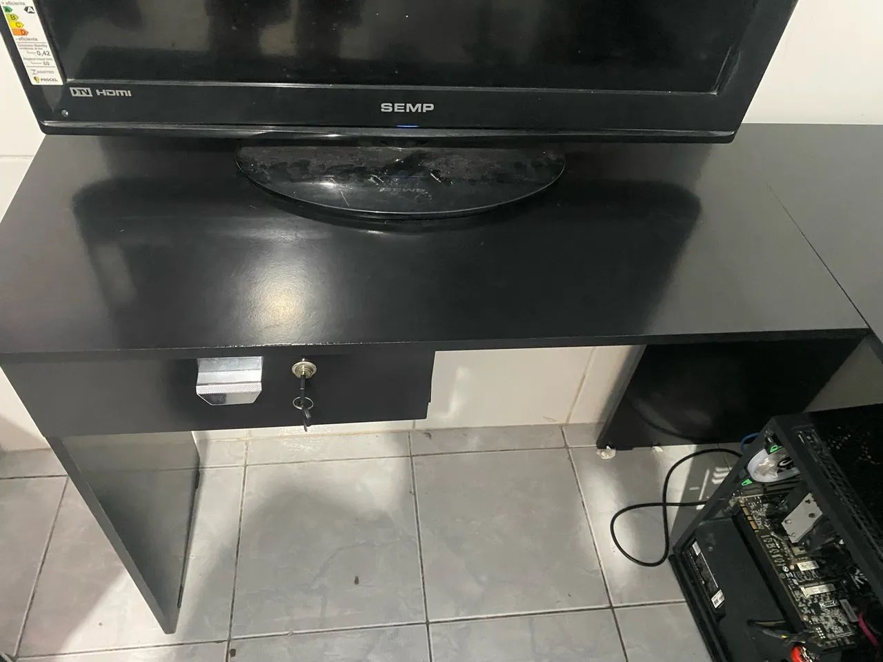 Escrivaninha em L com 1 gaveta com chave - Foto 2