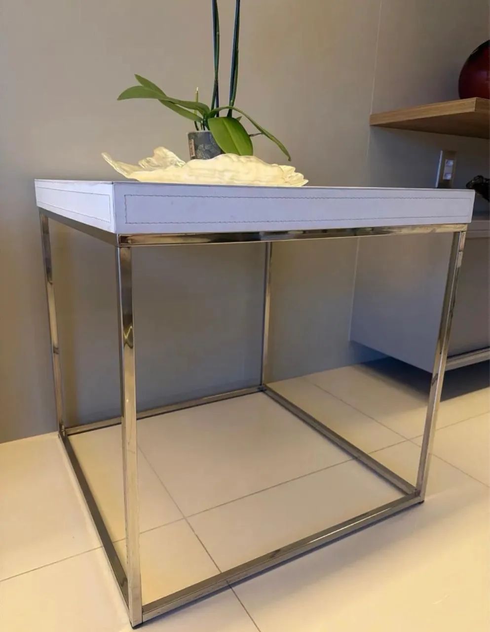 Mesa Lateral 60x60 Branca com base cromada - Foto 2