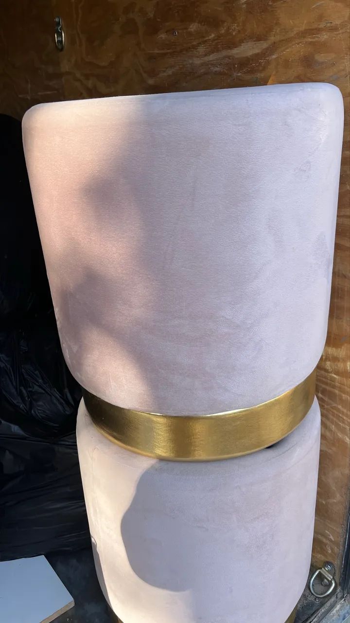 Dois Puffs de Camurça rose com dourado - Foto 2