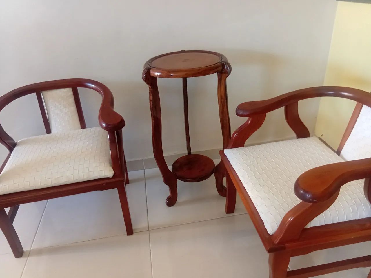 Conjunto de cadeiras com mesinha - Foto 4