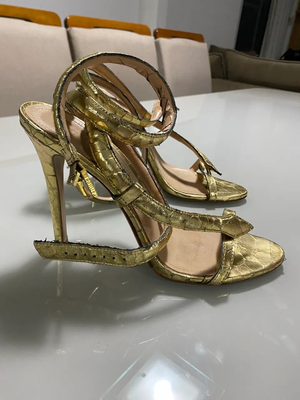 SANDÁLIA SCHUTZ COBRA DOURADA - Foto 2