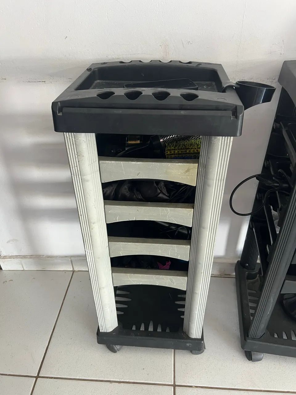 Carrinho auxiliar preto e um branco com preto  - Foto 2