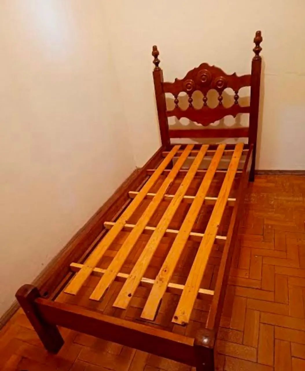Cama de solteiro usada