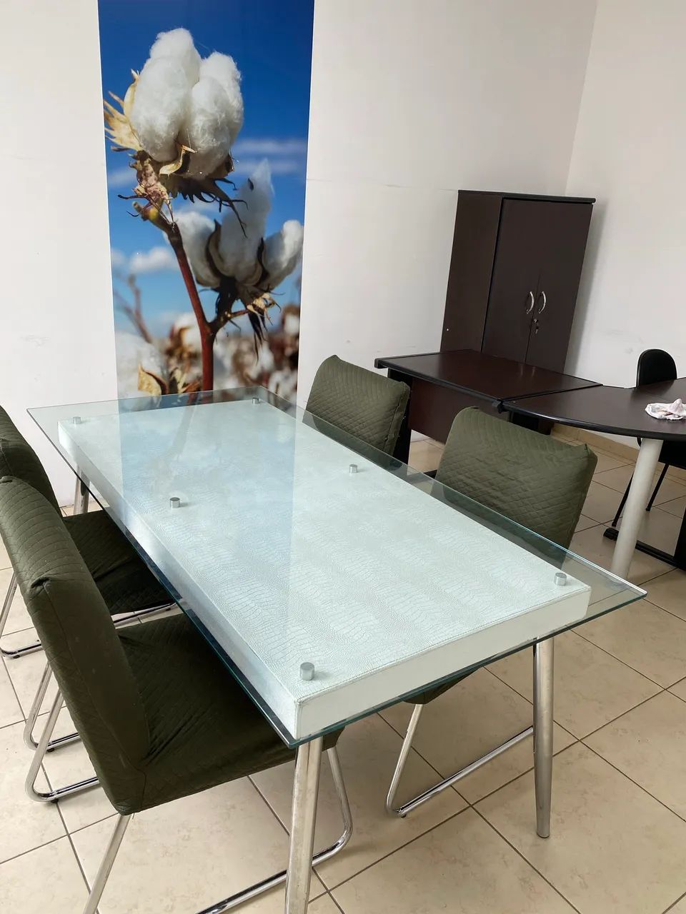 Mesa com tampo de vidro e 4 cadeiras  - Foto 4