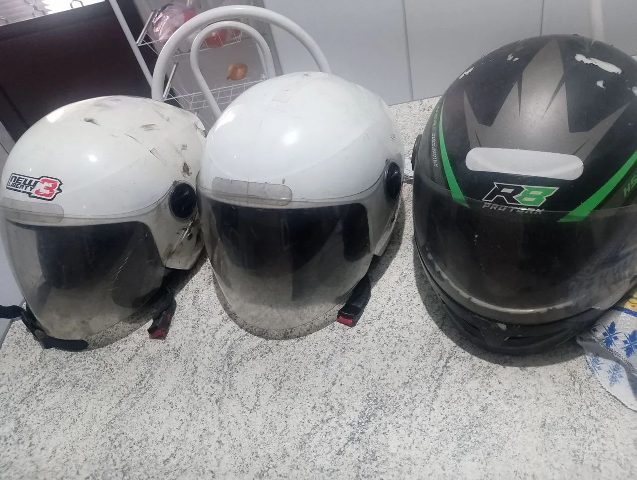 3 capacetes