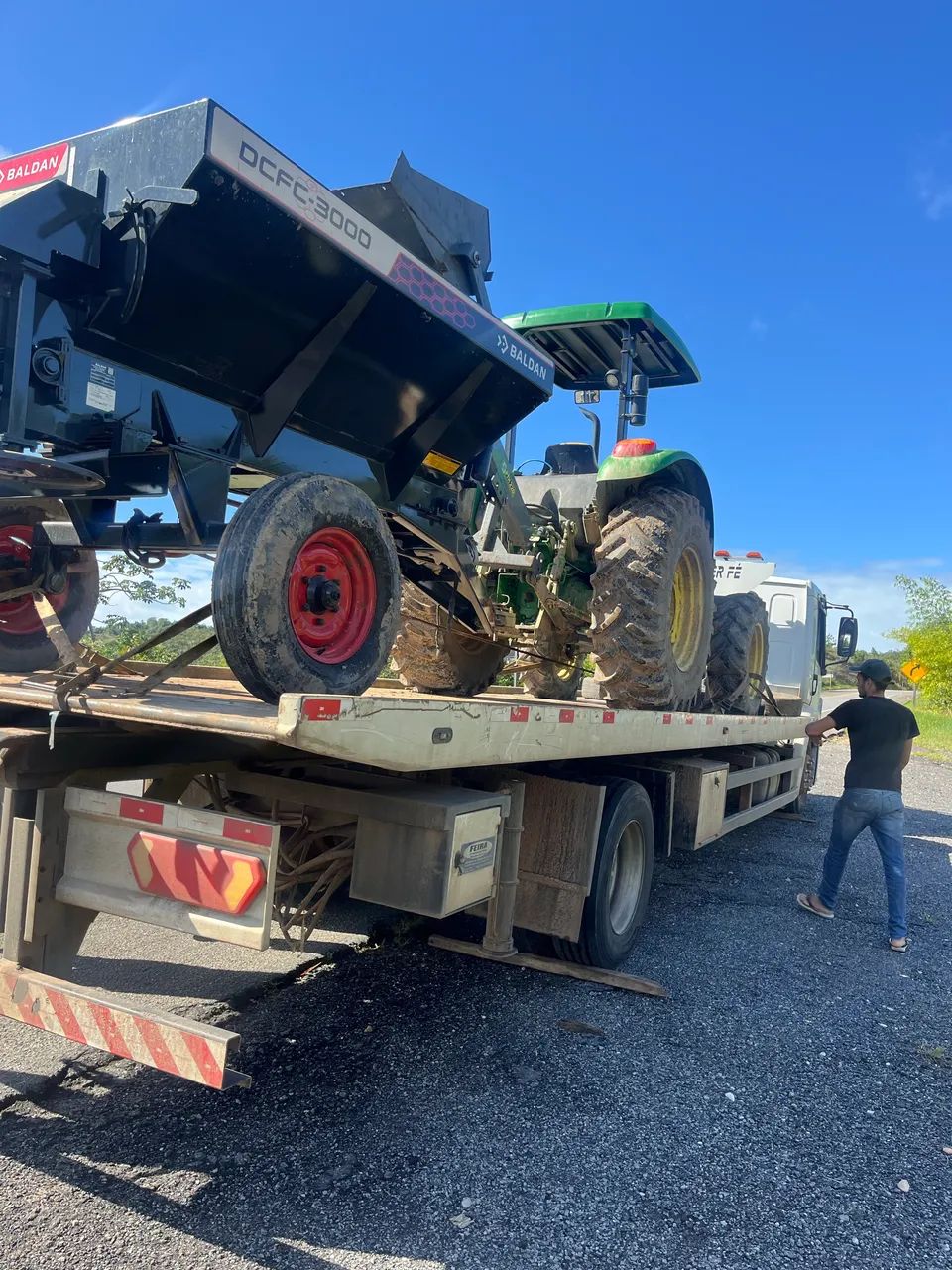 Implemento agrícola distribuidor de calcário 