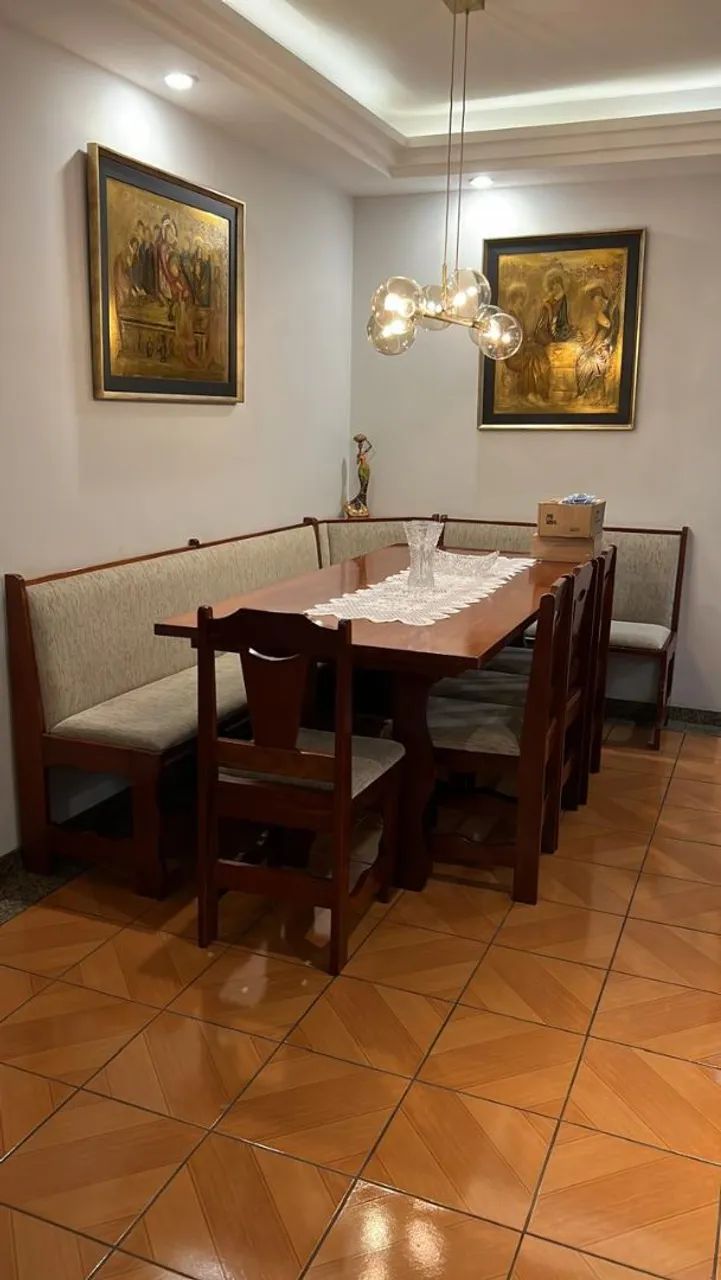 Mesa com canto alemão em madeira nobre