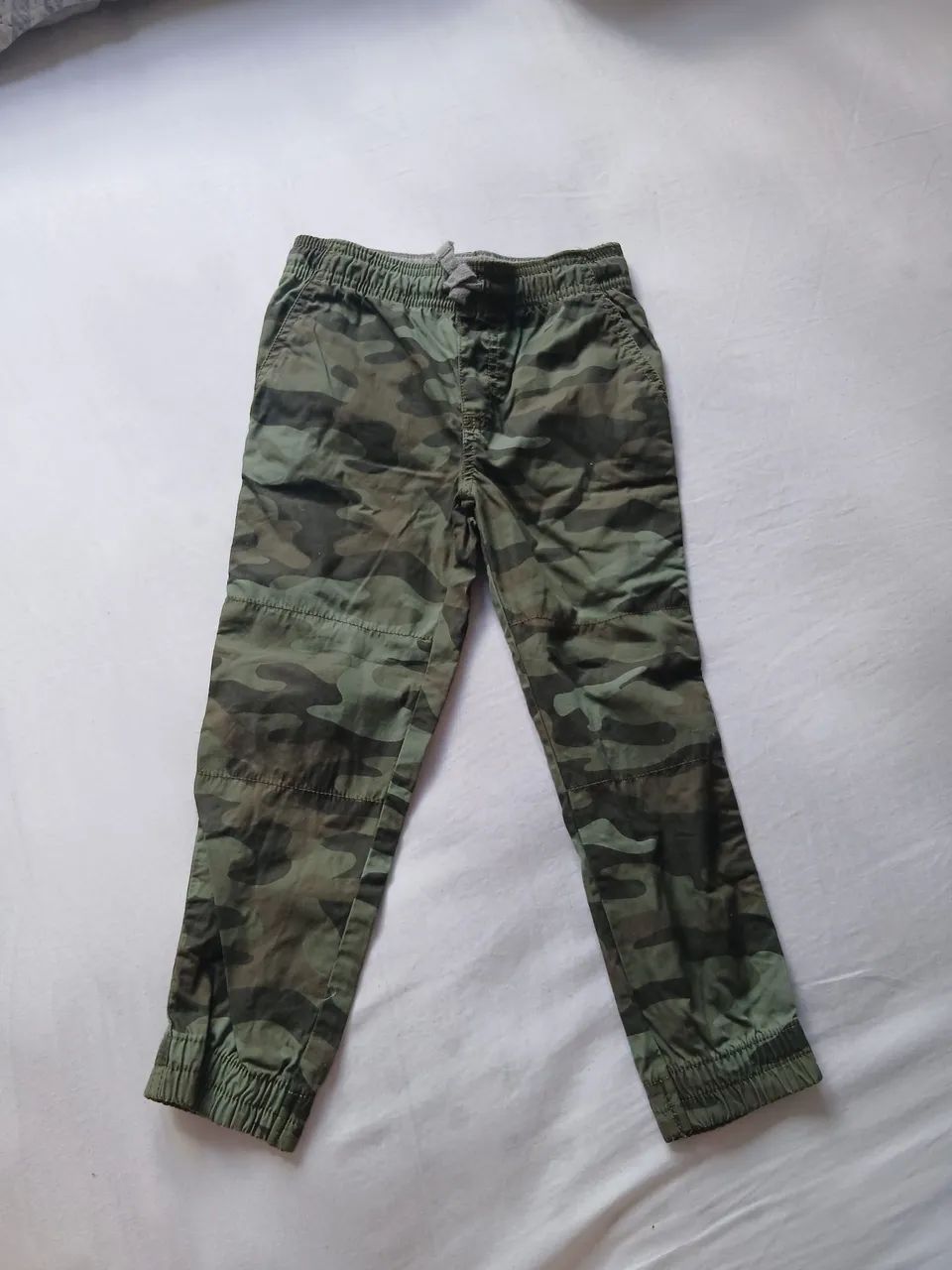 Calça camuflada Carter's