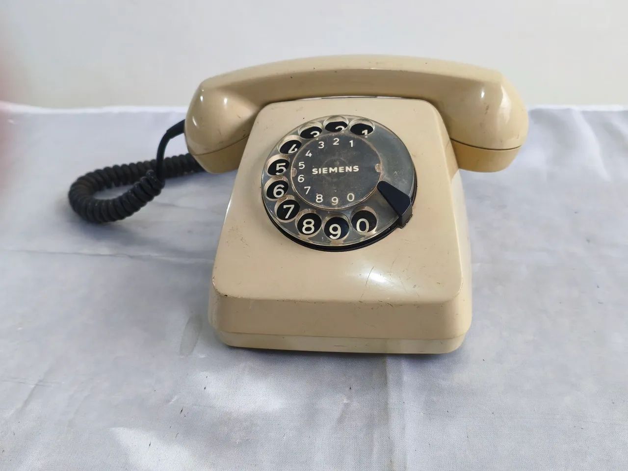 Antigo telefone de disco.