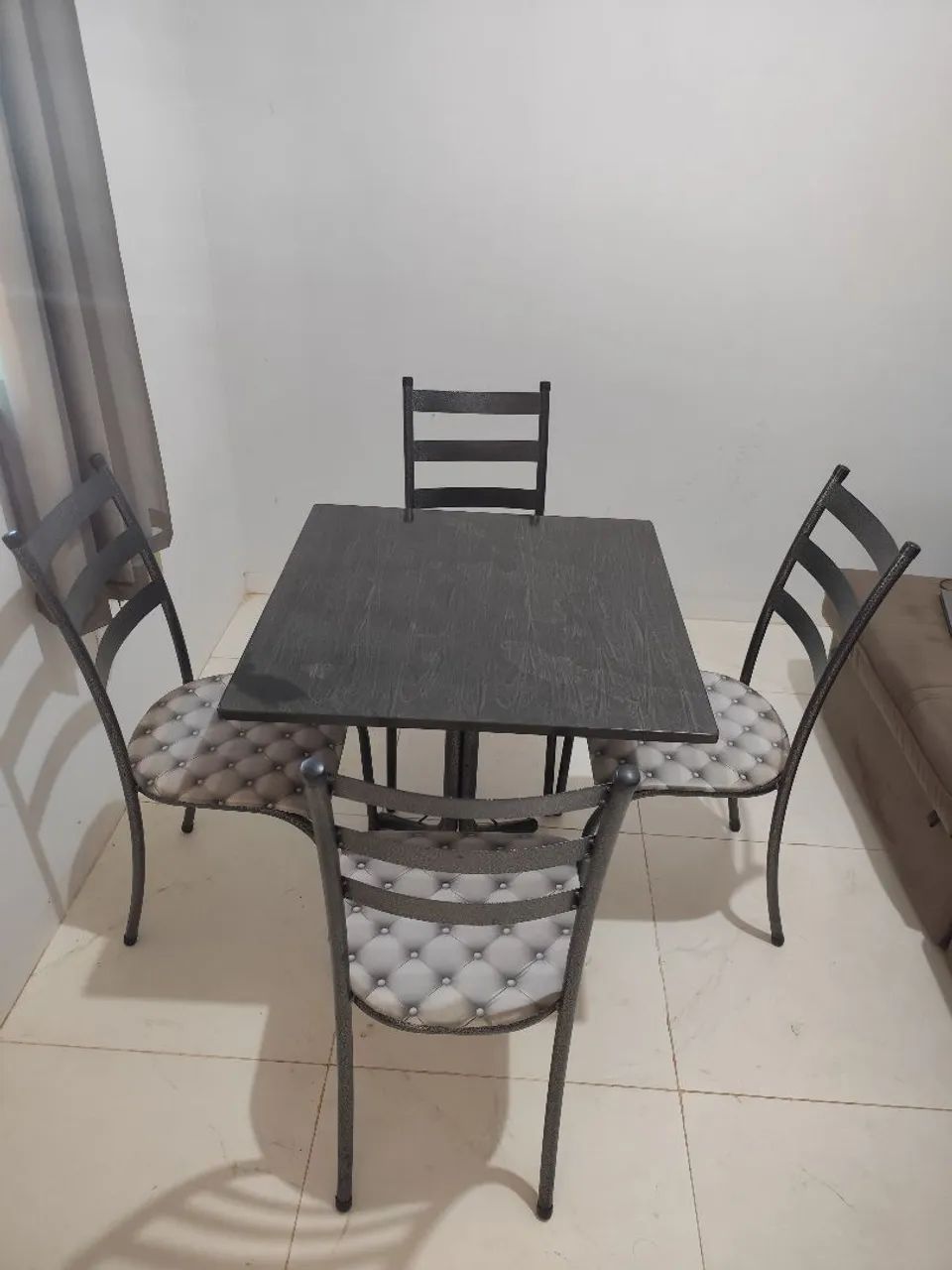 Mesa com 4 cadeiras usada - Foto 2