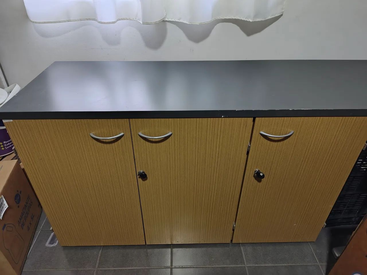 Mesa escritório em L com armário  - Foto 3