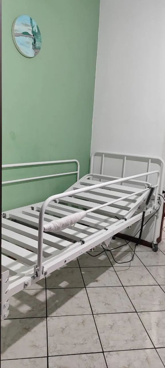 Cama Articulada Elétrica Hospitalar com colchão  - Foto 3