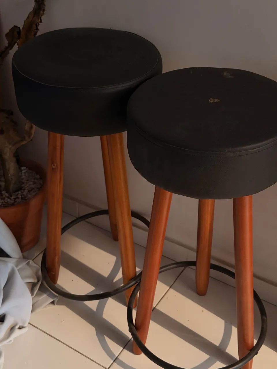 2 banquetas pretas com pés de madeira  - Foto 2