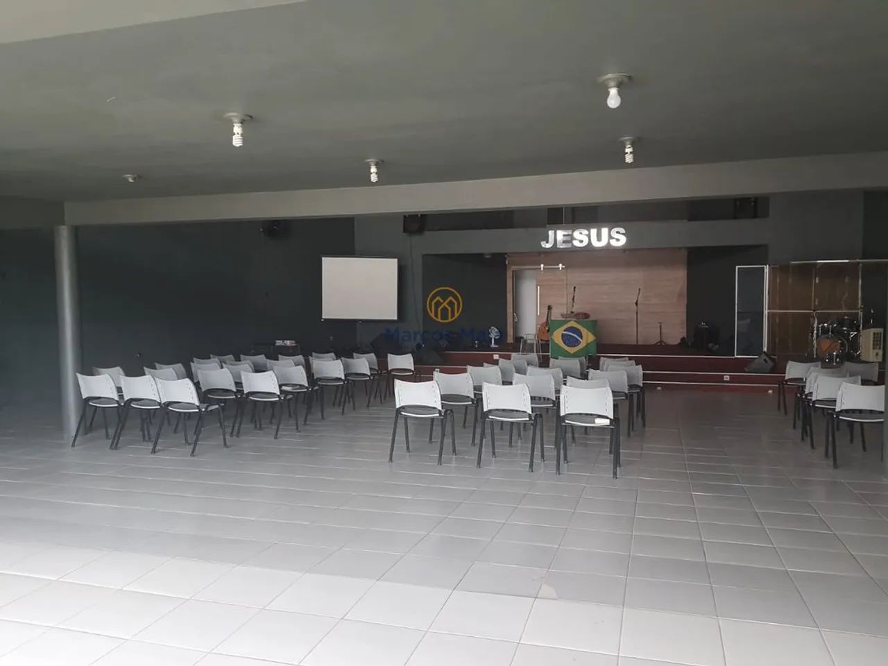 Prédio comercial atualmente sendo usado para uma ampla ingreja. - Foto 3
