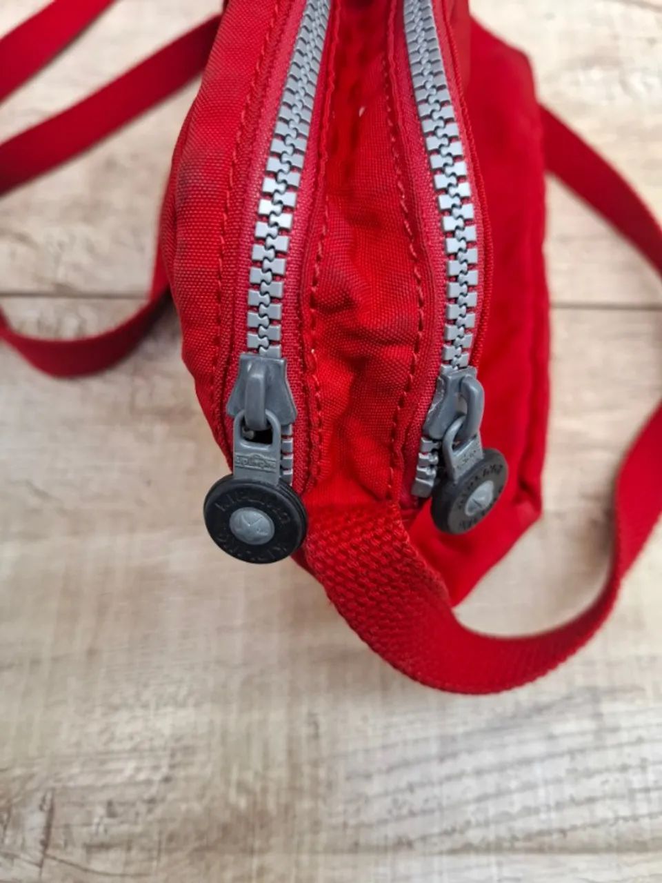 Bolsa transversal marca Kilpling cor vermelha - Foto 3