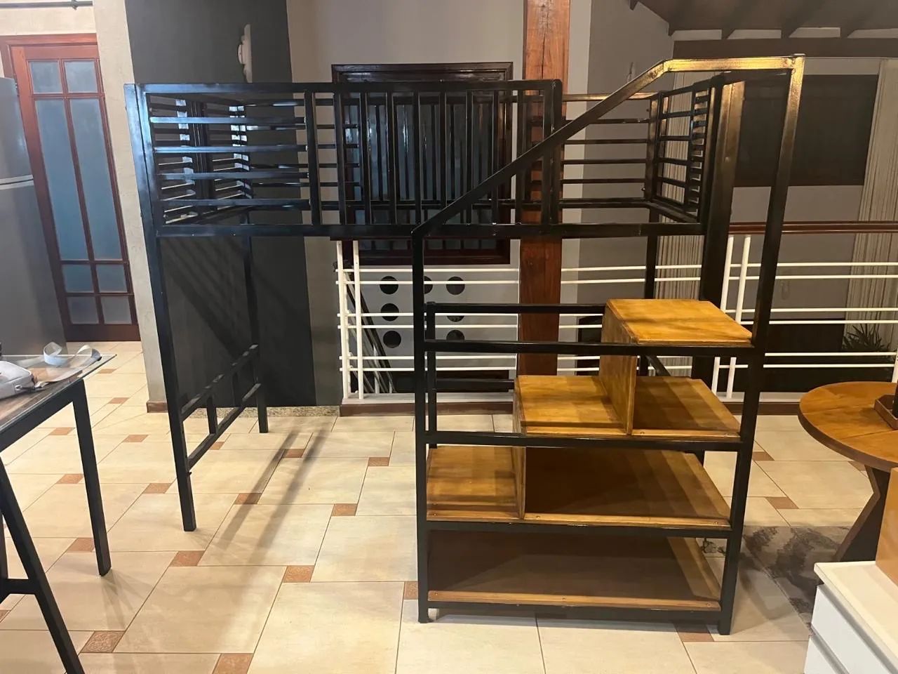Cama beliche com escada móvel em prateleiras. - Foto 3
