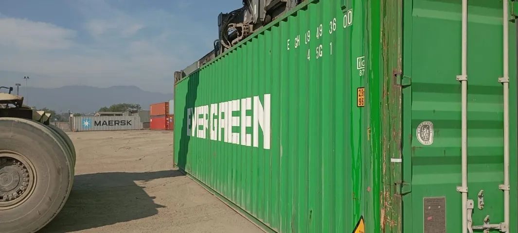 Container de 6 e 12 metros usado