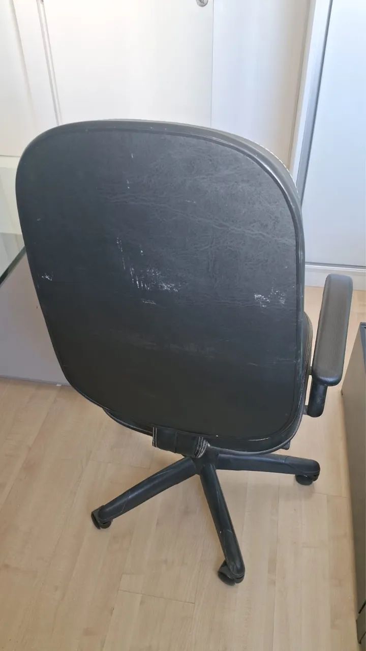 Vendo cadeira de escritório usada - Foto 2