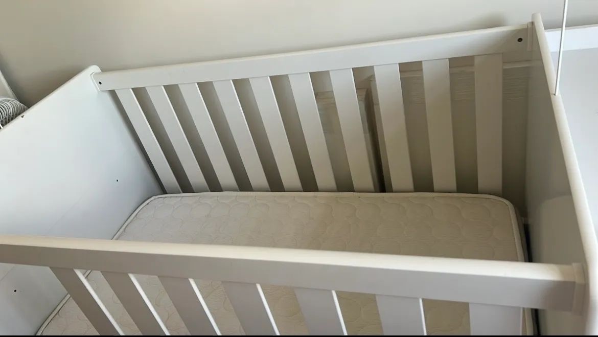 Berço com cama auxiliar e cômoda acoplada
