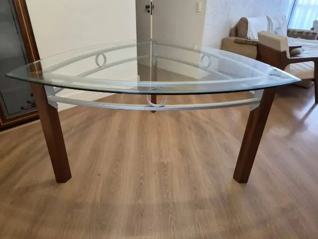 Mesa De Jantar Triangular Tampo De Vidro Pés De Madeira (Usado) - Foto 3