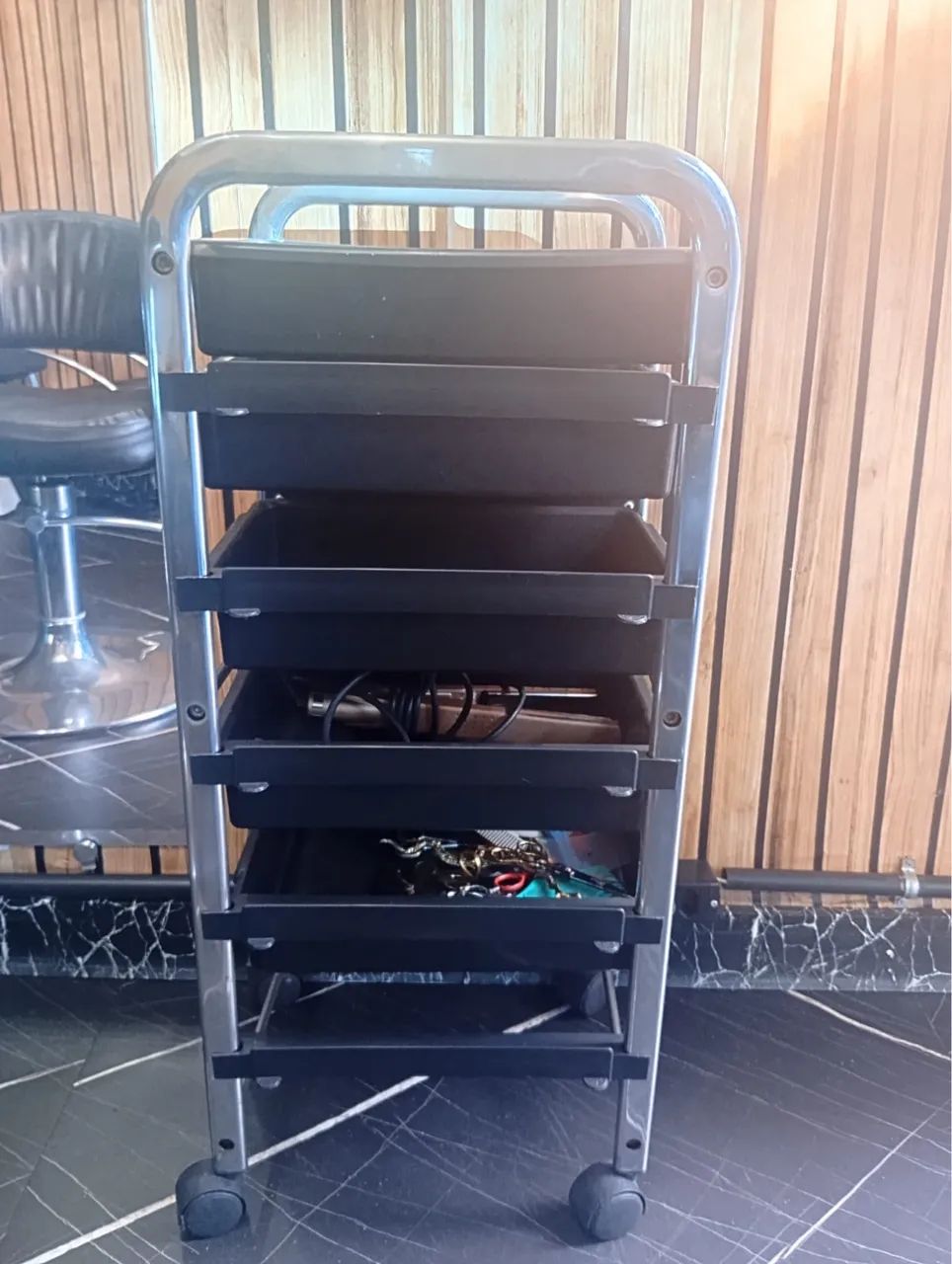 Kit Barbearia 5 itens cadeira, carrinho auxiliar e outros - Foto 3