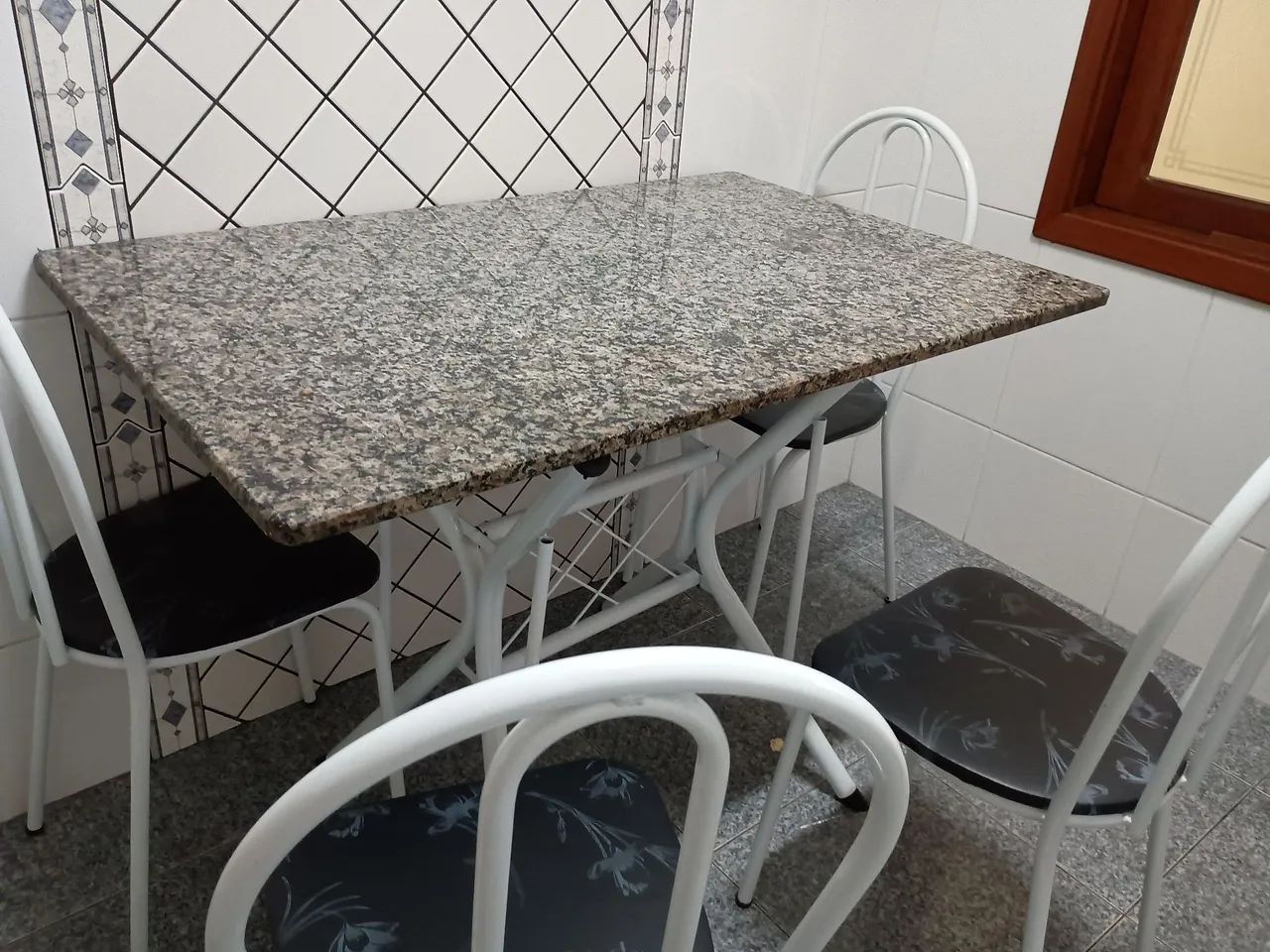 Mesa 4 cadeiras. Om tampa de pedra  - Foto 2