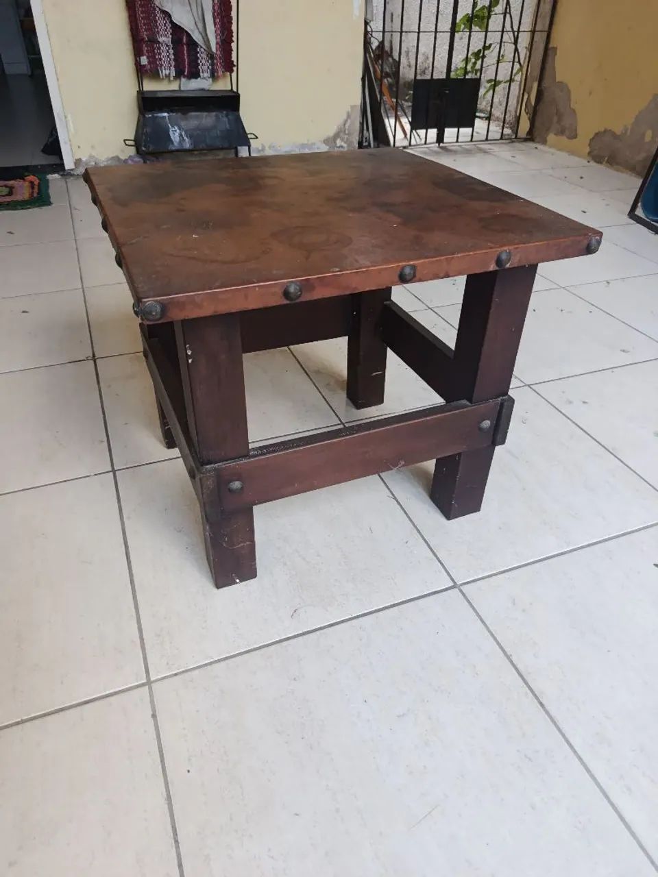 MESA DE CENTRO SE MADEIRA COM TAMPO DE COURO 