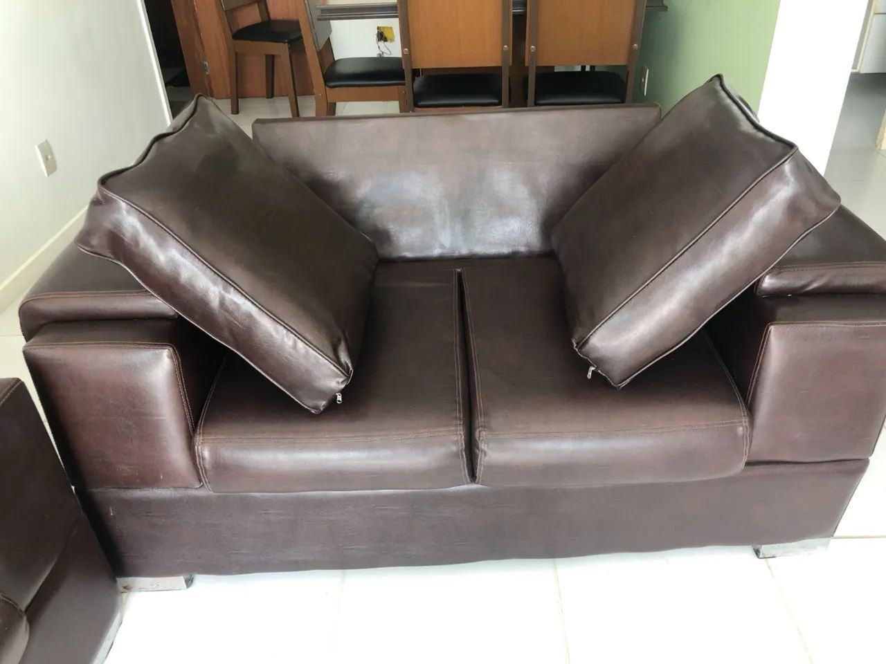 Conjunto Sofá 3 e 2 Lugares Corino PU - Marrom semi Novo - Foto 4