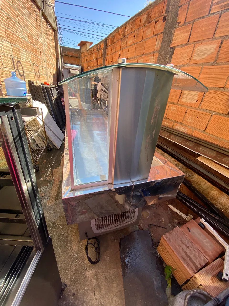 Vitrine refrigerada inox com vidro curvo