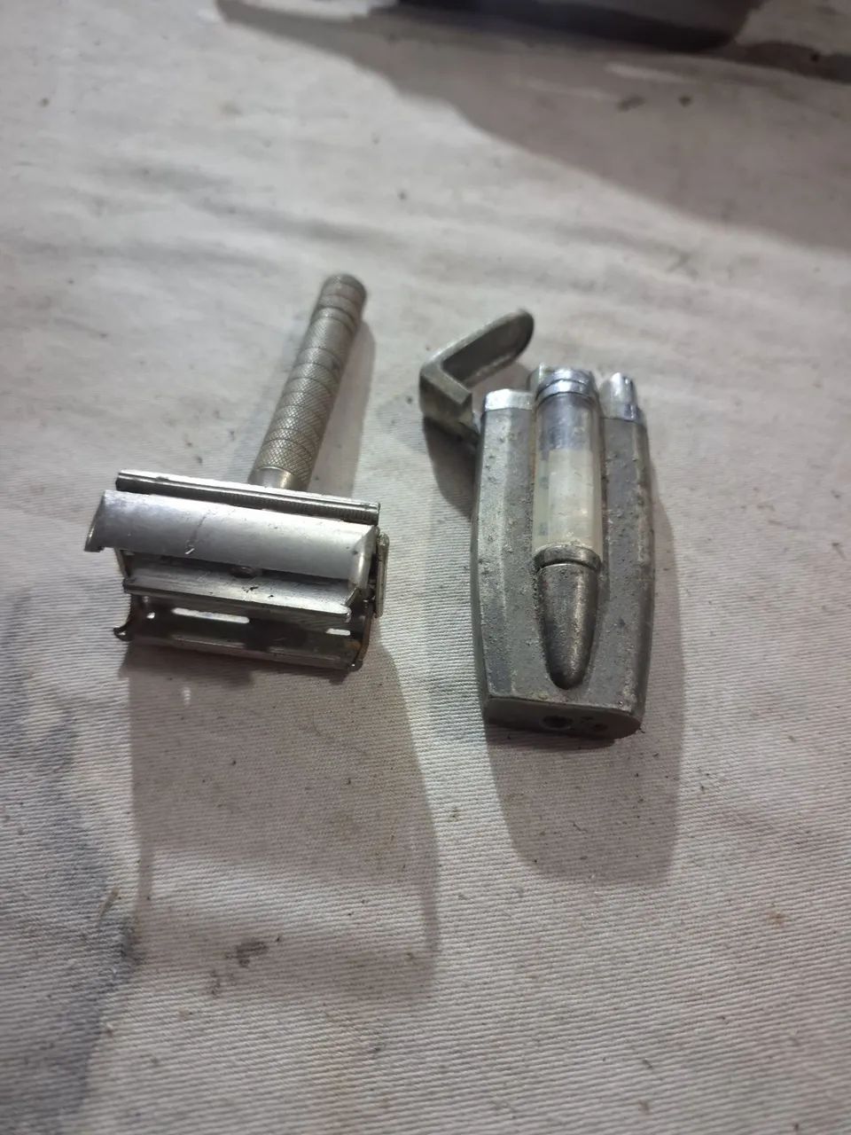 Barbeado e isqueiro  antiguidade 