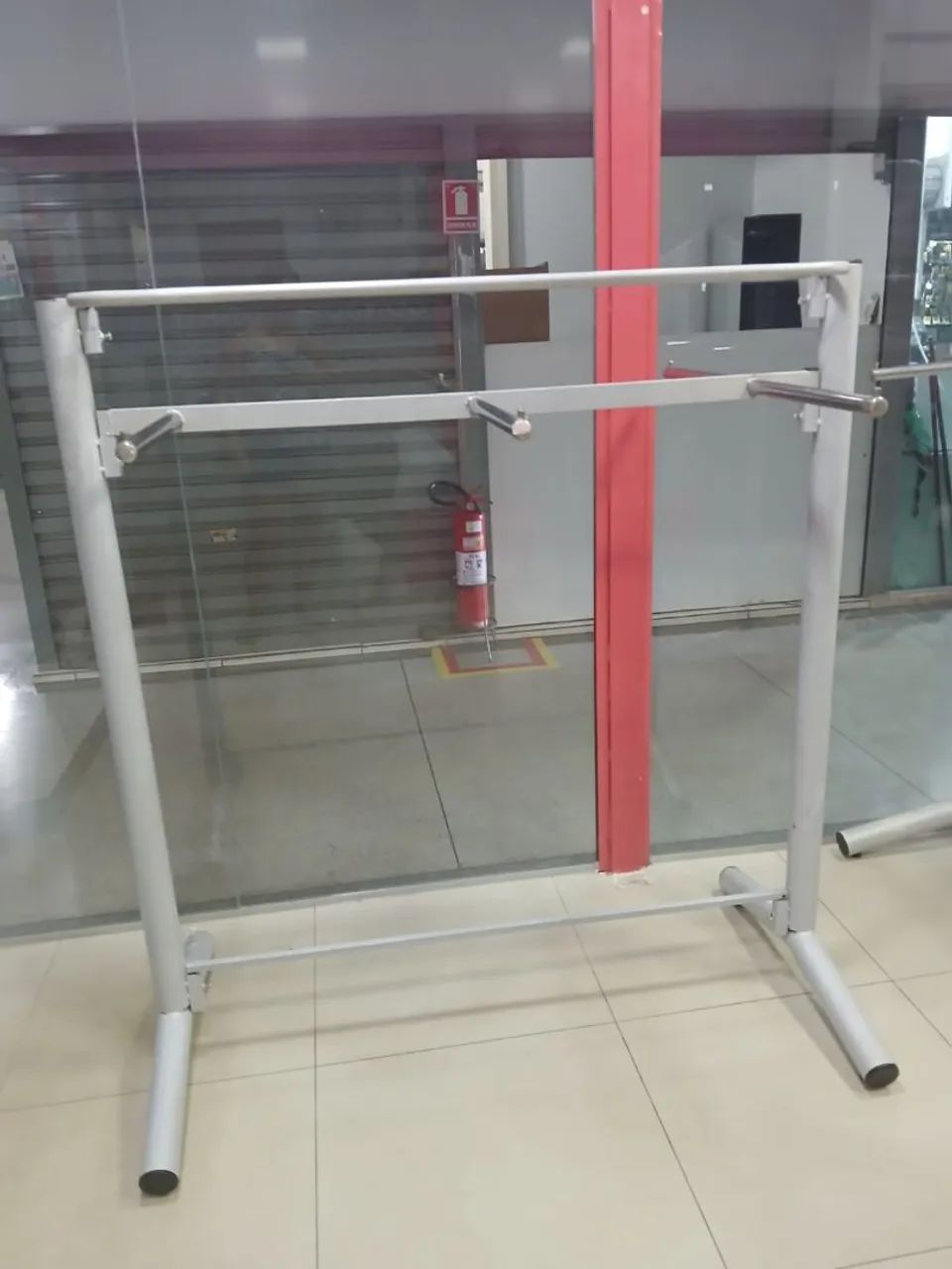 arara para loja de roupas 