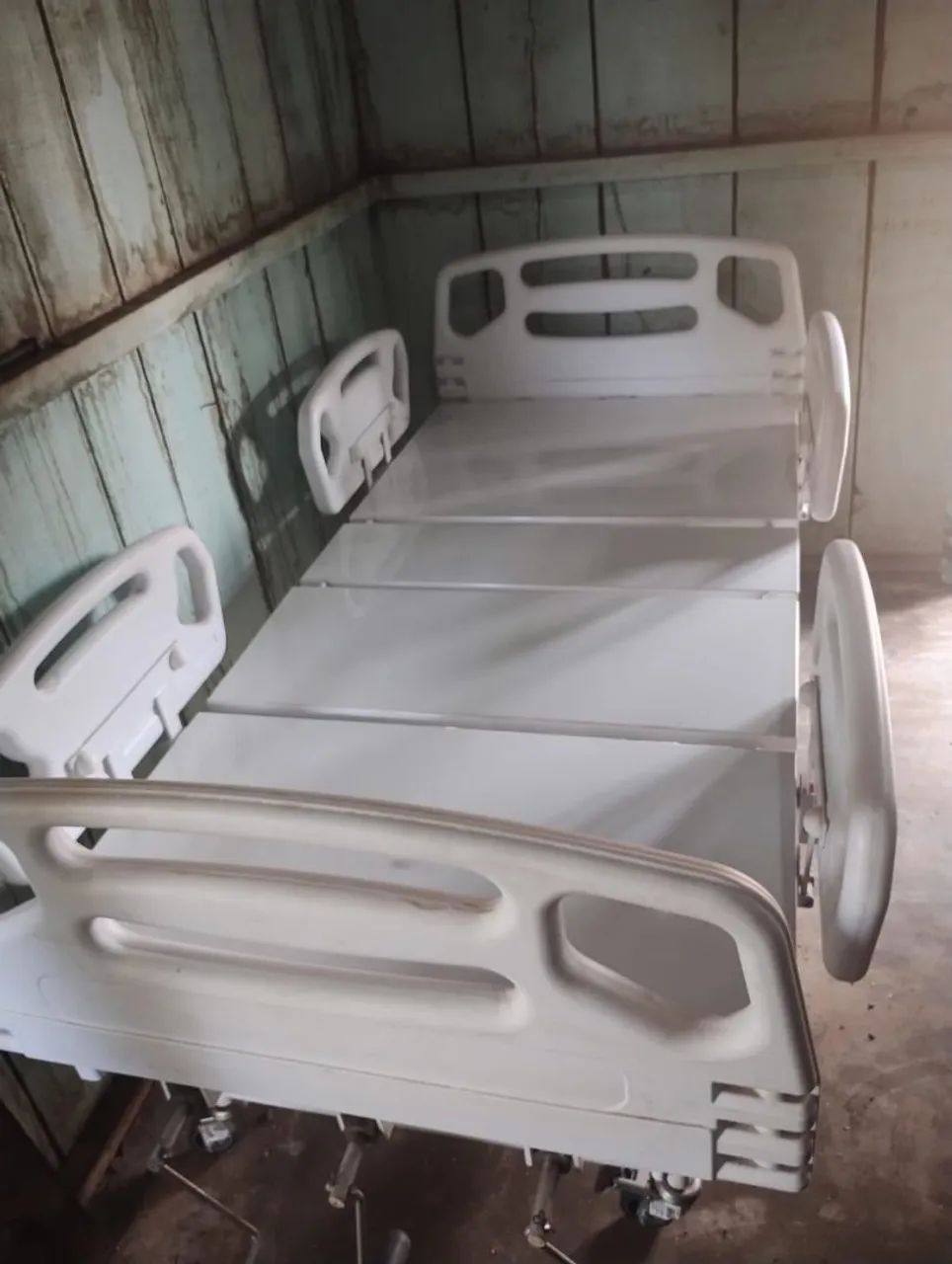 Cama Hospitalar elevação 3 manivelas, com colchão.