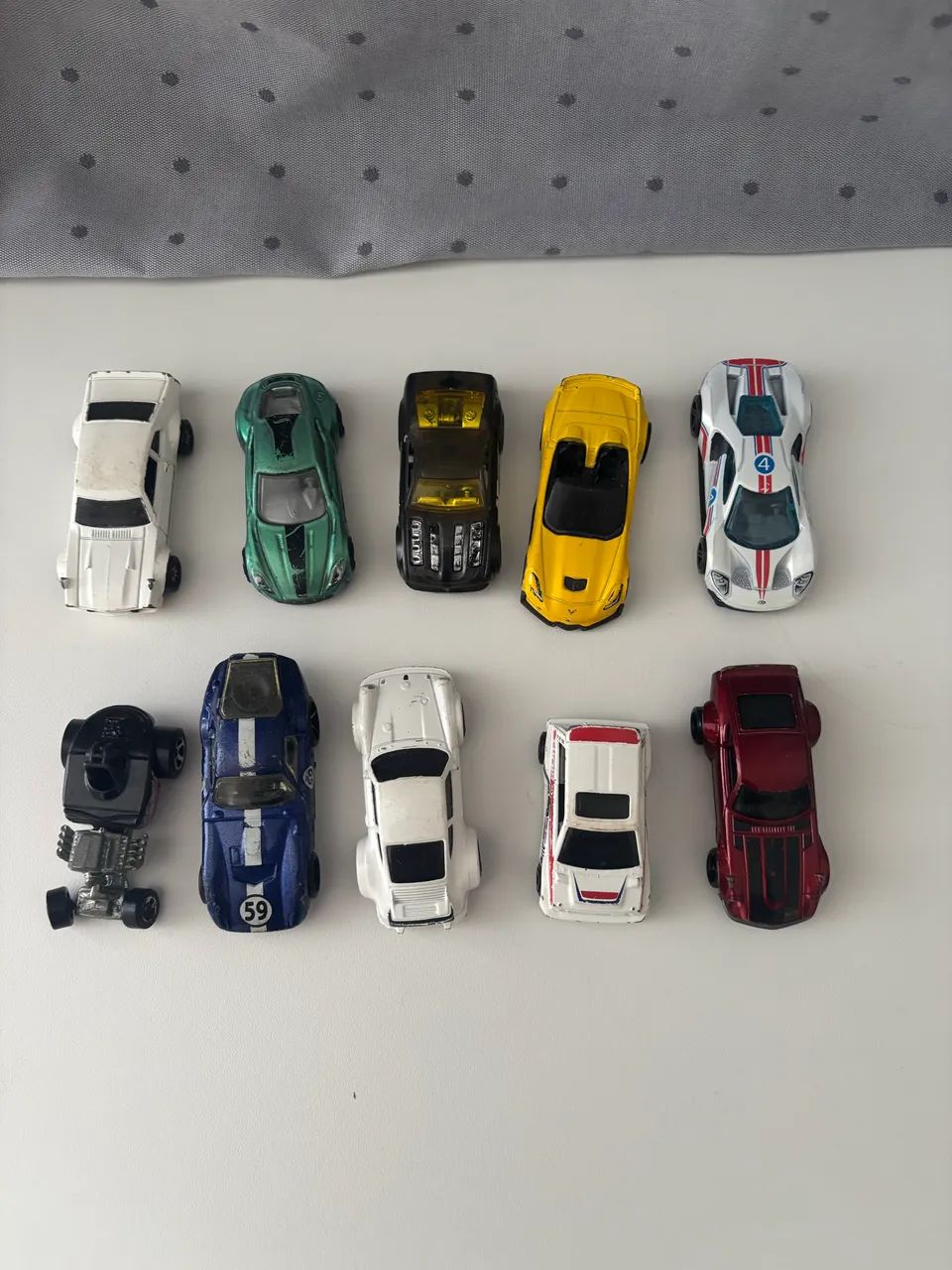 10 carrinhos hot wheels modelos aleatórios 