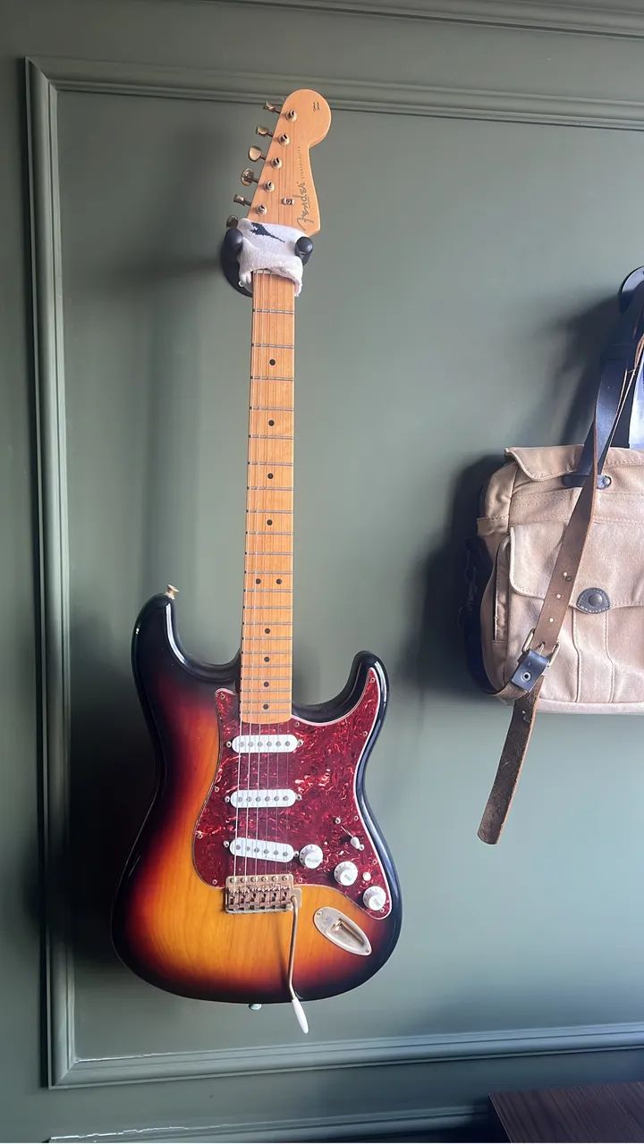 Guitarra Fender Stratocaster Deluxe