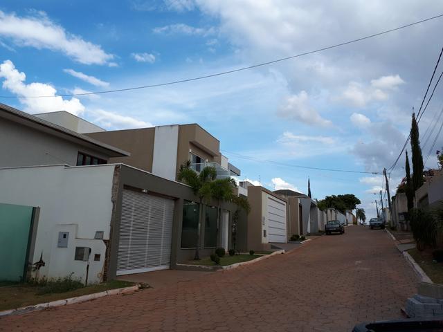 Casa nova pé direito duplo condomínio fechado alto padrão piscina lazer