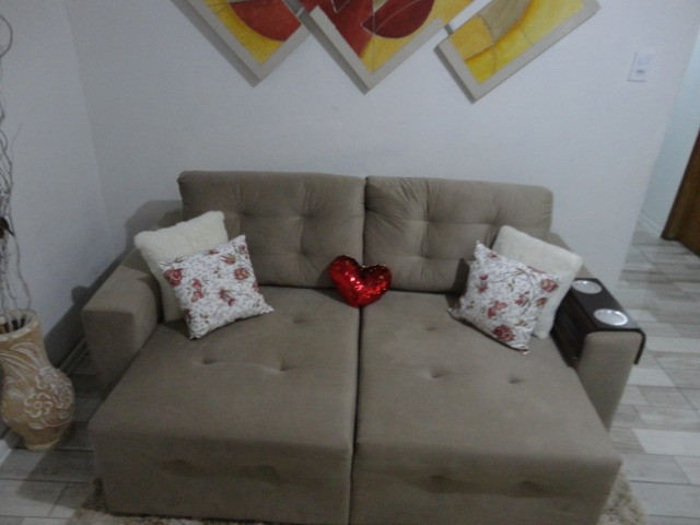 Sofá retrátil em suede creme 3 lugares seminovo!Viamão - Foto 2