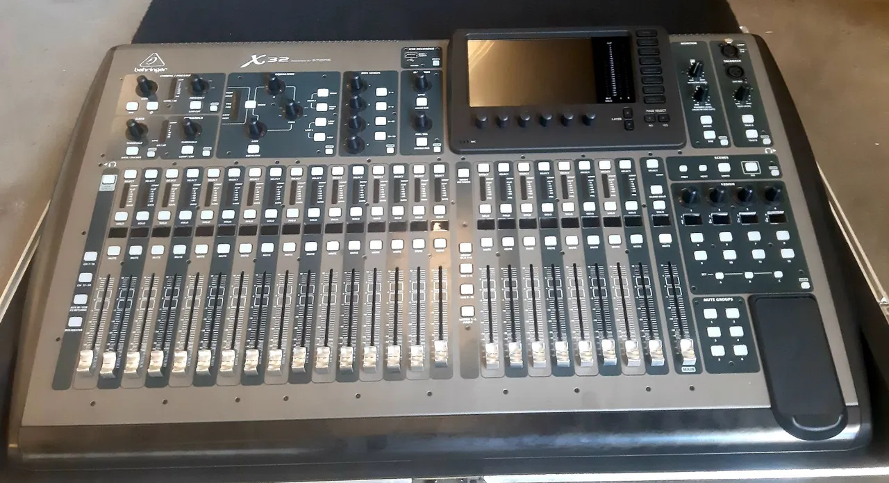 Mesa de Som Behringer X32