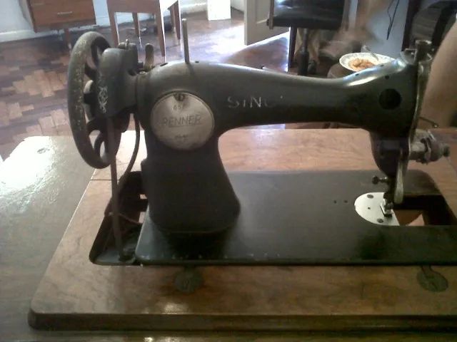 Máquina de Costura Singer Antiga, dos Anos 60" - Foto 5