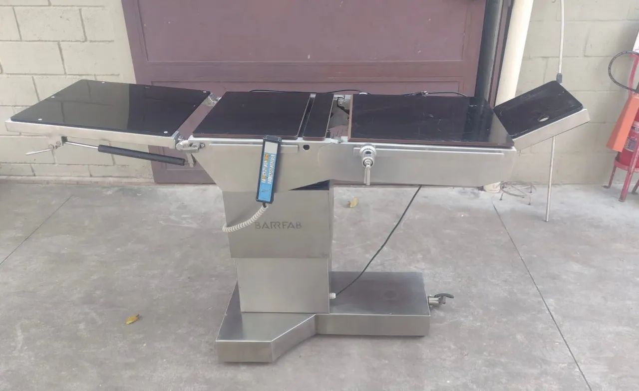 Mesa cirúrgica Barrfab elétrica com par de perneiras. Revisada com garantia