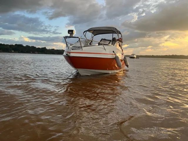 Vendo lancha Focker 21.5 - 8 pessoas, cabinada.