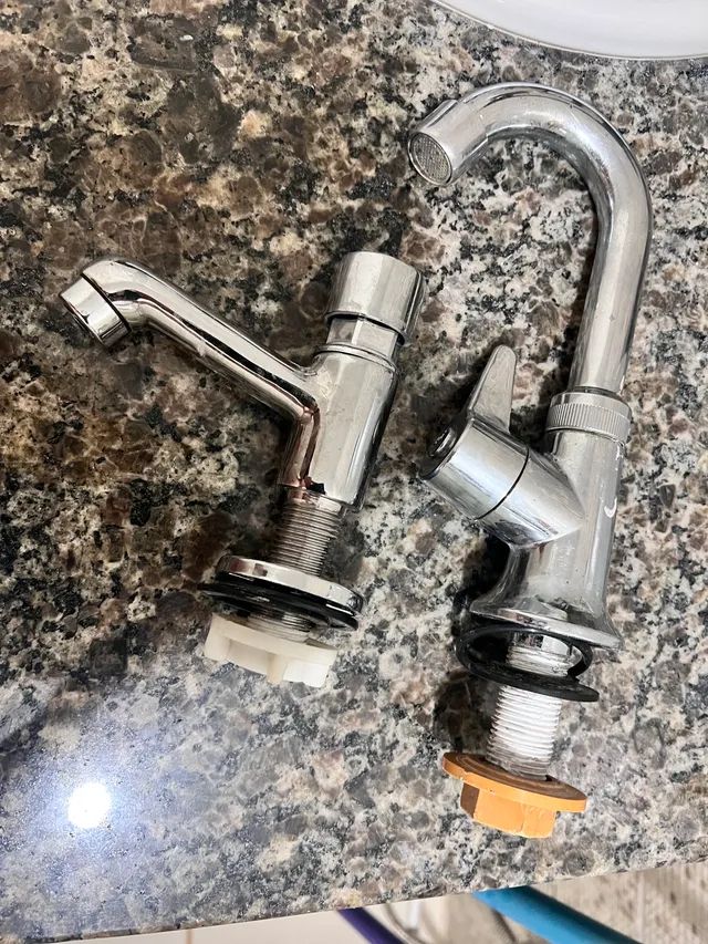 2 torneiras de bancada - Leia o anúncio 