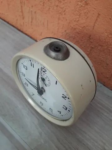 Relógio Despertador Berger Antigo Pé Palito Bege Anos 70 Metal com Visor em Vidro - Foto 5