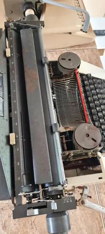 Máquina de escrever em funcionamento  - Foto 2