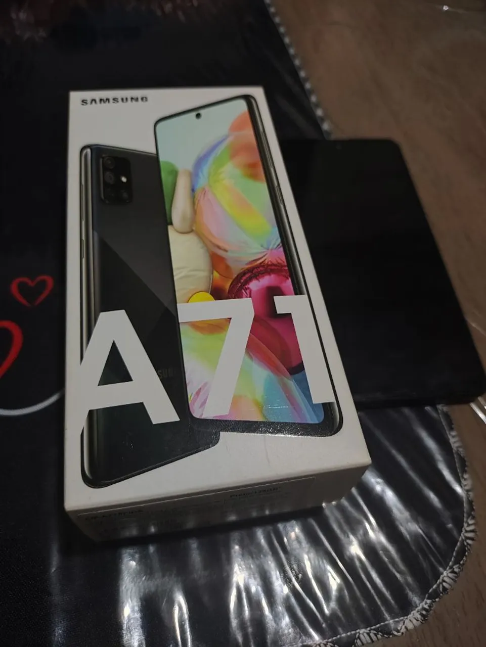 Smartphone Samsung A71 usado com detalhe na tela