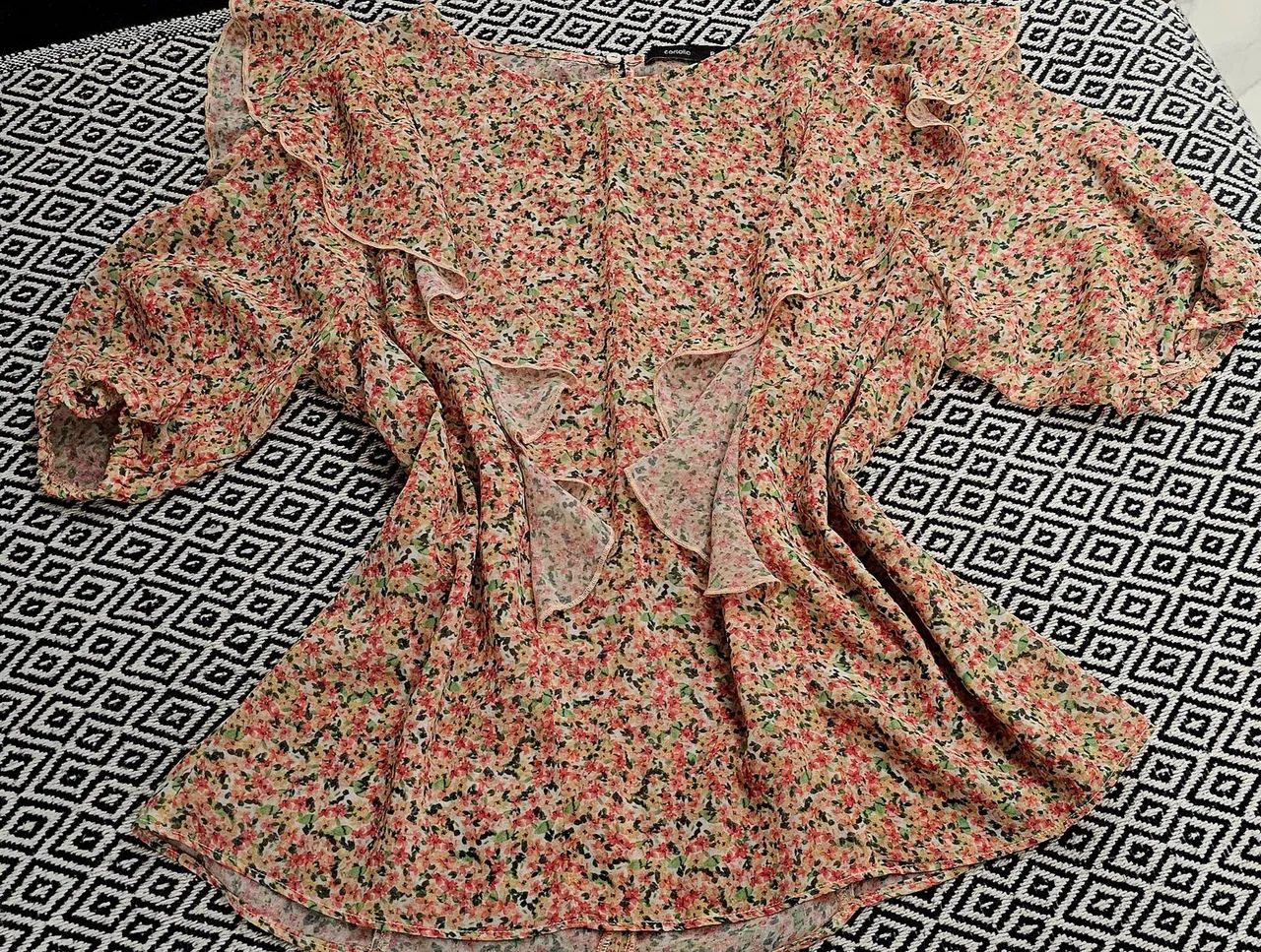 Lindas blusas e cropped super novas griffs diversas - Foto 3